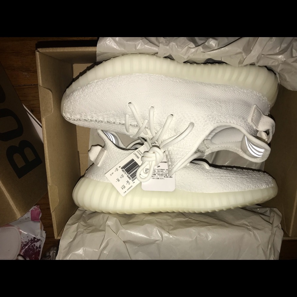 YEEZY 350 TRIPLE WHITE BRAND NEW NEVER WORN SIZE 6